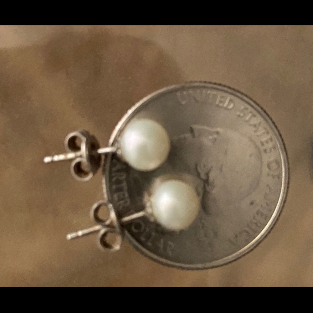 Genuine perfectly round 5mm pearl earrings - Picture 4 of 4